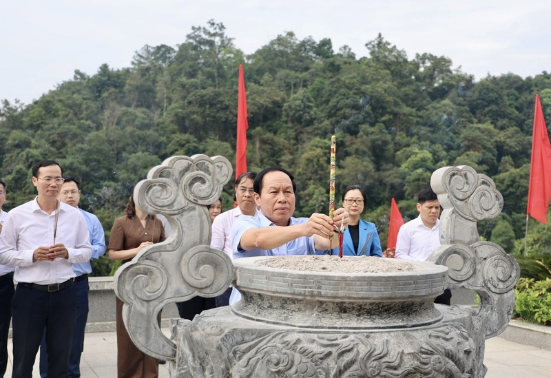 Phó Thủ tướng Lê Tiến Châu dâng hương tưởng nhớ Chủ tịch Hồ Chí Minh tại Khu di tích Pác Bó, tỉnh Cao Bằng - Ảnh: VGP/Thu Sa