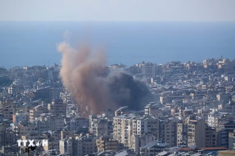 Khói bốc lên từ địa điểm ở ngoại ô Beirut, Lebanon sau cuộc không kích của Israel. (Ảnh: THX/TTXVN)