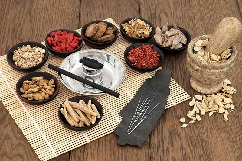 Châm và cứu là hai phương pháp chữa bệnh cốt lõi trong y học cổ truyền