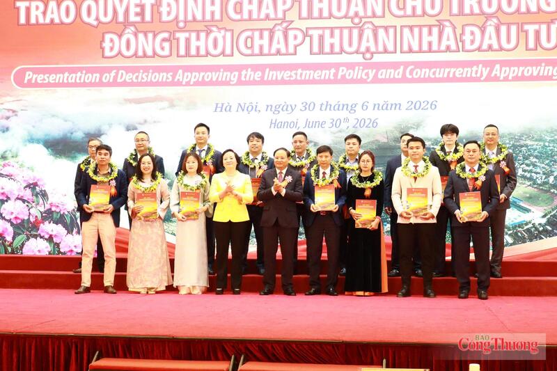 Phó Thủ tướng Chính phủ Phạm Thị Thanh Trà (hàng đầu, thứ tư từ trái sang) và Chủ tịch UBND tỉnh Lai Châu Hà Quang Trung trao quyết định chấp thuận chủ trương đầu tư cho đại diện các doanh nghiệp.
