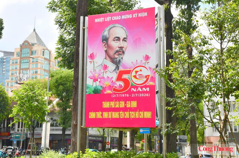 Pano mang hình ảnh Chủ tịch Hồ Chí Minh được đặt tại vị trí trang trọng trên tuyến đường trung tâm TP. Hồ Chí Minh, chào mừng 50 năm Ngày Thành phố Sài Gòn - Gia Định vinh dự mang tên Người. Ảnh: Thanh Minh
