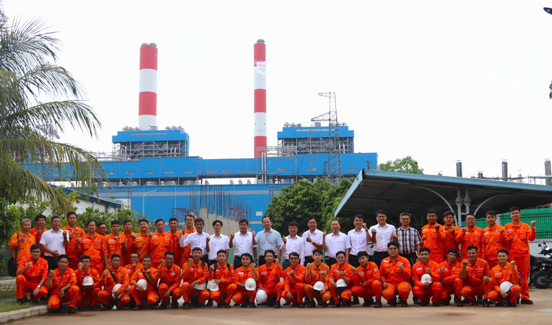 Ban Lãnh đạo Nhà máy chụp hình lưu niệm cùng Lực lượng ATVSV
