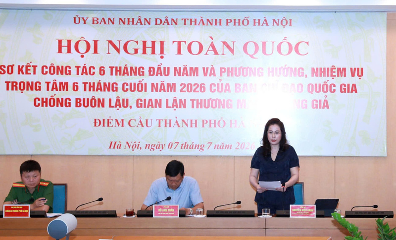 Bà Nguyễn Kiều Oanh, Phó Giám đốc Sở Công Thương Hà Nội, Phó Trưởng ban Thường trực Ban Chỉ đạo 389 thành phố Hà Nội phát biểu tại điểm cầu Hà Nội tại Hội nghị toàn quốc sơ kết công tác 6 tháng đầu năm và phương hướng, nhiệm vụ trọng tâm 6 tháng cuối năm 2026 của Ban Chỉ đạo Quốc gia chống buôn lậu, gian lận thương mại và hàng giả. Ảnh: Huy Kiên