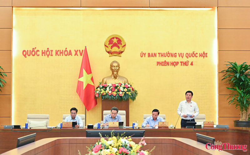 Dưới sự điều hành của Phó Chủ tịch Quốc hội Nguyễn Hồng Diên, Ủy ban Thường vụ Quốc hội đã cho ý kiến về dự án Luật Dầu khí (sửa đổi).
