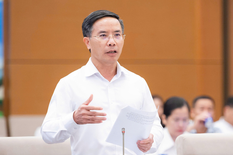 Thống đốc Ngân hàng Nhà nước Phạm Đức Ấn trình bày tờ trình các dự án luật. Ảnh: Vũ Hiếu