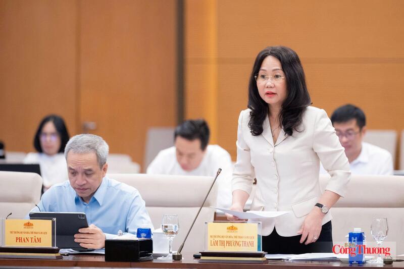 Bộ trưởng Bộ Văn hóa, Thể thao và Du lịch Lâm Thị Phương Thanh trình bày tờ trình dự án luật. Ảnh: Vũ Hiếu