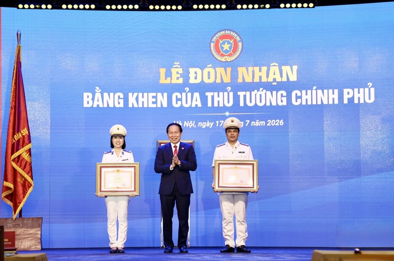 Phó Thủ tướng Lê Tiến Châu trao Bằng khen của Thủ tướng Chính phủ cho Ban Tổ chức cán bộ, Cục Quản lý THADS và THADS tỉnh Nghệ An - Ảnh: VGP/Thu Sa