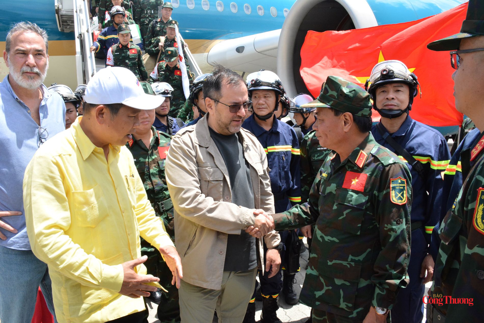 Bộ trưởng Ngoại giao Venezuela Yvan Gil Pinto đón Thiếu tướng Phạm Văn Tỵ và Đoàn công tác Việt Nam tại sân bay quốc tế Maiquetia, tham gia đợt khắc phục hậu quả động đất tại Venezuela. Ảnh: BQP
