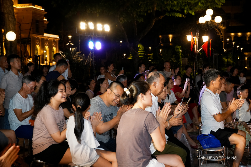 Đông đảo khán giả Thủ đô tới xem chương trình.