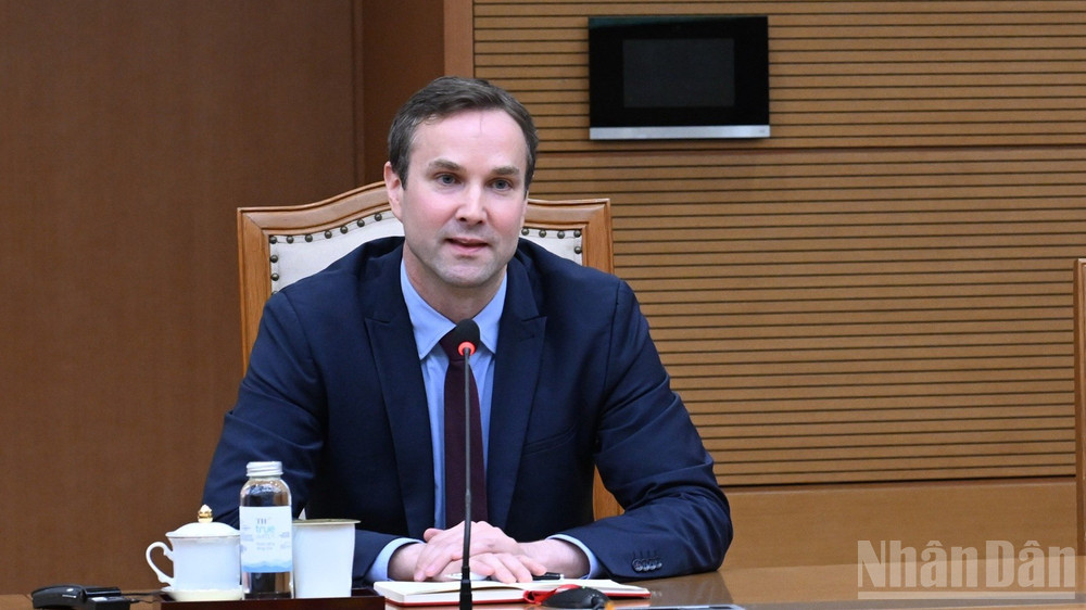 Ông Jochen Schmittmann, Trưởng đại diện đương nhiệm Văn phòng Quỹ Tiền tệ quốc tế (IMF) tại Campuchia, Lào, Việt Nam, phát biểu ý kiến tại buổi tiếp. (Ảnh: TRẦN HẢI)