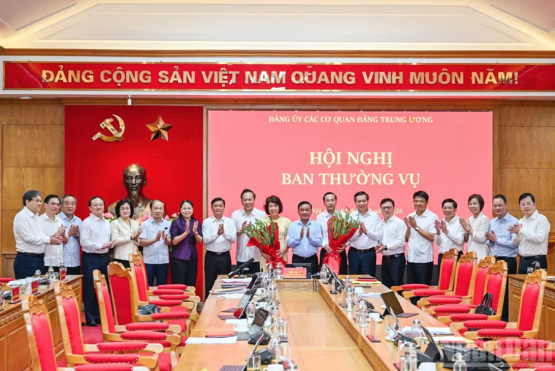 Thường trực Ban Bí thư Trần Cẩm Tú và tập thể Ban Thường vụ chúc mừng đồng chí Nguyễn Thị Hoàng Vân và Nguyễn Thanh Nhàn.