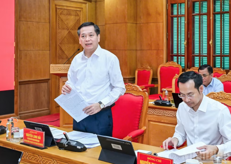 Phó Bí thư Thường trực Đảng ủy các cơ quan Đảng Trung ương Nguyễn Long Hải báo cáo tại hội nghị.