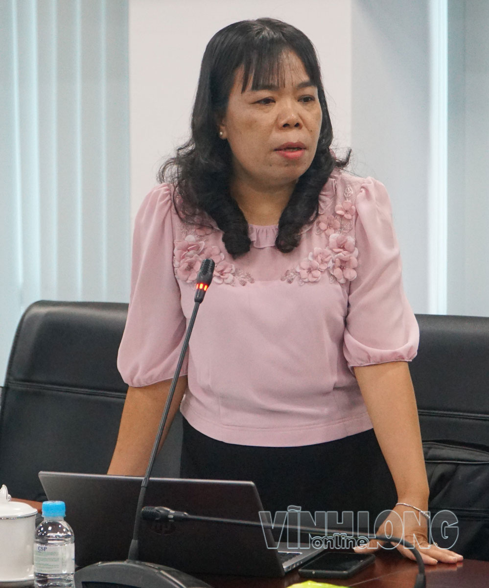 Đại diện Chi cục Thủy sản, Kiểm ngư và Biển đảo báo cáo tình hình quản lý đăng ký nuôi đối tượng thủy sản chủ lực và nuôi lồng bè trên địa bàn tỉnh.