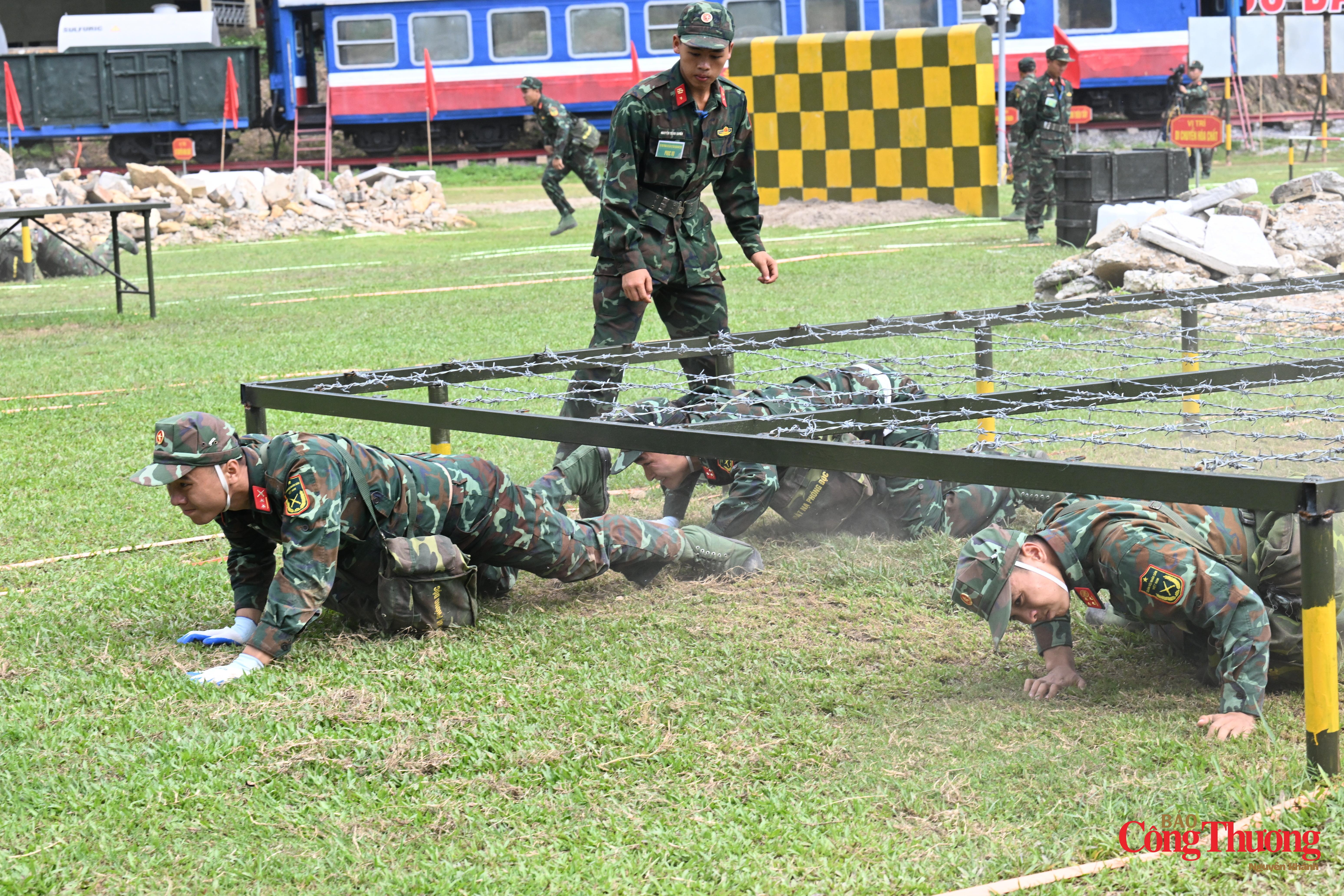 Quân đội luôn sẵn sàng trong mọi tình huống để bảo vệ tính mạng của nhân dân - 11