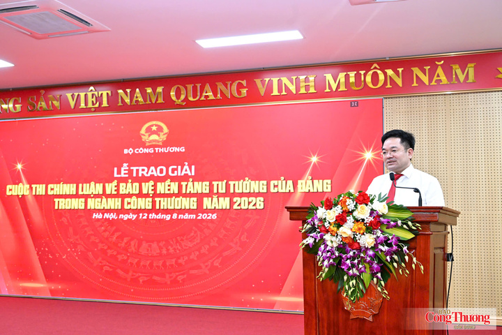 Đồng chí Nguyễn Văn Minh, Ủy viên Ban chấp hành Đảng bộ Bộ Công Thương, Tổng Biên tập Báo Công Thương, Phó Trưởng Ban tổ chức Cuộc thi trình bày báo cáo tổng kết Cuộc thi chính luận về bảo vệ nền tảng tư tưởng của Đảng trong ngành Công Thương năm 2026.