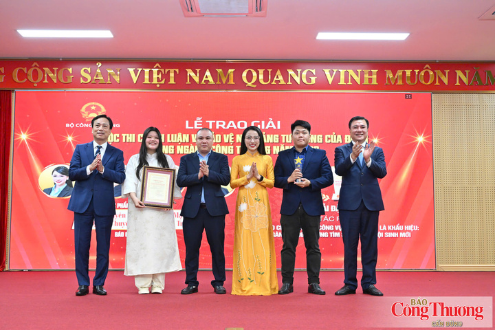 Đồng chí Nguyễn Sinh Nhật Tân, Phó Bí thư thường trực Đảng ủy, Thứ trưởng Bộ Công Thương, Trưởng Ban tổ chức cuộc thi và đồng chí Lại Xuân Lâm, Phó Bí thư Đảng ủy Chính phủ, Phó Trưởng Ban Thường trực Ban Chỉ đạo 35 Đảng ủy Chính phủ, trao giải Đặc biệt Cuộc thi chính luận về bảo vệ nền tảng tư tưởng của Đảng trong ngành Công Thương năm 2026 cho nhóm tác giả Báo Công Thương.