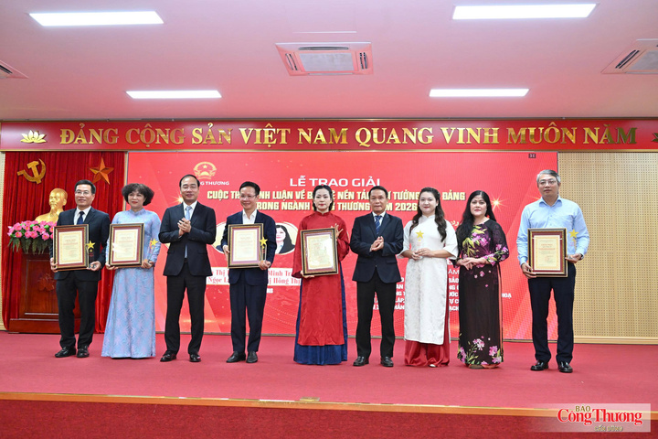 Đống chí Nguyễn Đức Lợi, Phó Chủ tịch thường trực Hội Nhà báo Việt Nam và đồng chí Trần Quang Huy, Ủy viên Ban Thường vụ Đảng ủy, Vụ trưởng Vụ Tổ chức cán bộ (thứ ba từ trái sang) trao giải Chuyên đề cho các tác giả, nhóm tác giả.