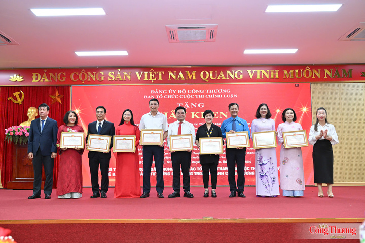 Đồng chí Phan Văn Bản, Ủy viên Ban Thường Vụ, Phó Bí thư Chuyên trách Đảng ủy Bộ Công Thương (ngoài cùng bên trái) và đồng chí Đinh Thị Phong Lan, Phó Vụ trưởng, Phó Chánh Văn phòng Ban Chỉ đạo 35 Trung ương, Ban Tuyên giáo Trung ương trao bằng khen cho các cá nhân có thành tích tích cực, tổ chức tham gia tốt cuộc thi.