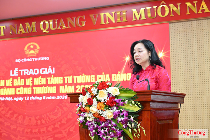 Đồng chí Nguyễn Thị Lâm Giang, Cục trưởng Cục Đổi mới sáng tạo, Chuyển đổi xanh và Khuyến công đại diện cho các tác giả, nhóm tác giả có tác phẩm đoạt  giải cuộc thi phát biểu.