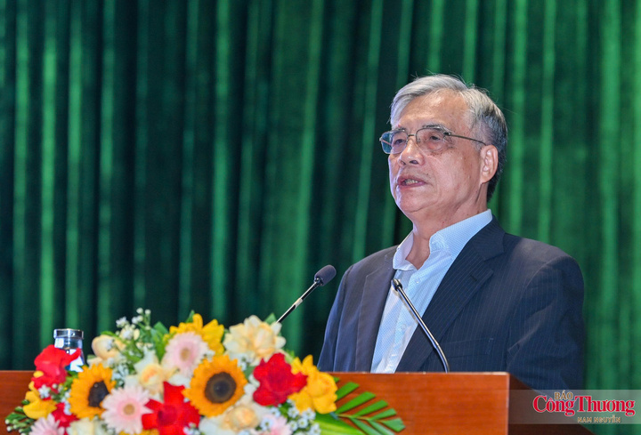 PGS. TS Trần Đình Thiên.