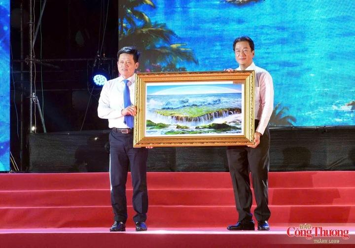 Lãnh đạo UBND tỉnh Quảng Trị nhận quà lưu niệm từ lãnh đạo UBND tỉnh Khánh Hòa.
