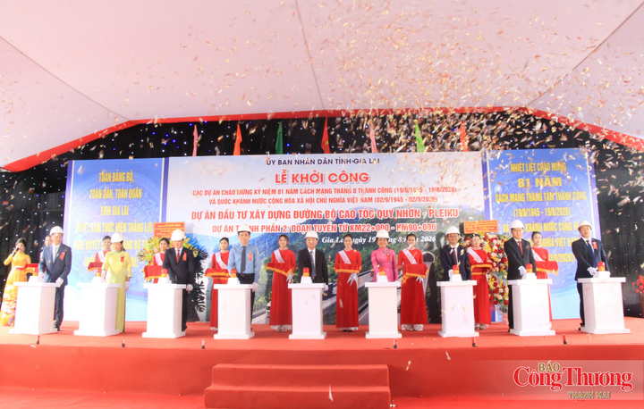 Các đại biểu nhấn nút khởi công Dự án thành phần 2, đoạn Km22+000 - Km90+000, thuộc Dự án đầu tư xây dựng đường bộ cao tốc Quy Nhơn - Pleiku.