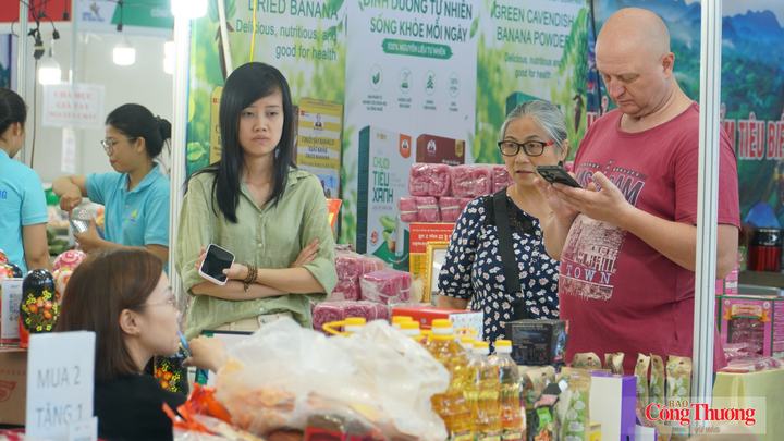 Người dân, du khách tham quan, mua sắm tại Hội chợ EWEC Đà Nẵng 2026