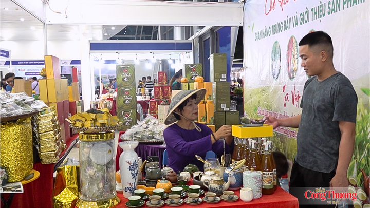 Tại Hội chợ EWEC Đà Nẵng 2026, cơ sở Chè sạch Chính Hà vừa đạt doanh thu bán lẻ tốt, vừa tìm kiếm được đối tác phân phối tại TP. Đà Nẵng.