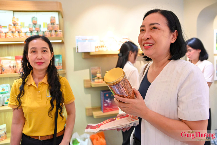 Bà Nguyễn Duy Linh Thảo (áo trắng) giới thiệu về đặc sản An Giang.