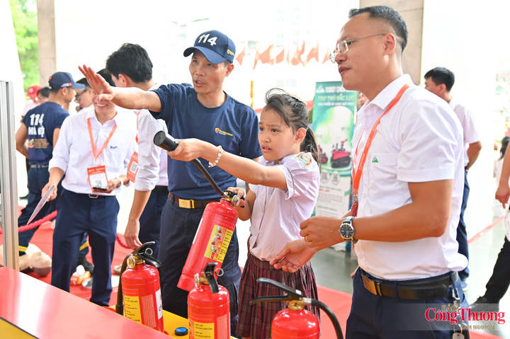 Trung tá Lưu Văn Khánh, Phó Đội trưởng Đội Chữa cháy và CNCH khu vực số 8, Phòng Cảnh sát PCCC và CNCH, cho biết các hoạt động trải nghiệm thực tế nhận được sự hưởng ứng rất tích cực từ học sinh. Thay vì chỉ tiếp nhận kiến thức qua sách vở hay những buổi tuyên truyền, các em được trực tiếp thực hành, tự mình xử lý những tình huống giả định nên tỏ ra rất hào hứng. Theo Trung tá Lưu Văn Khánh, việc trang bị kỹ năng PCCC, thoát nạn ngay từ lứa tuổi học sinh là rất cần thiết, giúp các em hình thành phản xạ bình tĩnh, biết cách xử lý khi có sự cố và quan trọng hơn là có thể tự bảo vệ mình, đồng thời hỗ trợ người xung quanh khi cần thiết.