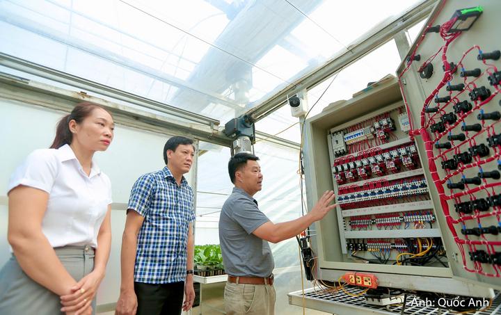 Nhiệt độ, độ ẩm, ánh sáng và chế độ thông gió được kiểm soát thông qua cảm biến và hệ thống điều khiển.