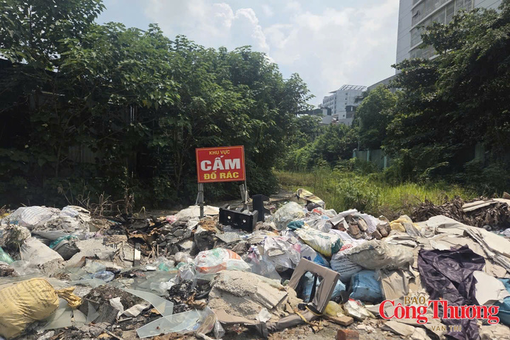 Rác thải chất đống ngay bên dưới biển “Khu vực cấm đổ rác”.