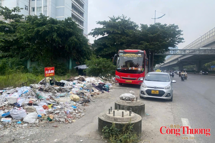 Bãi rác tự phát xuất hiện sát đường Phạm Văn Đồng, bên cạnh là một số phương tiện dừng, đỗ.