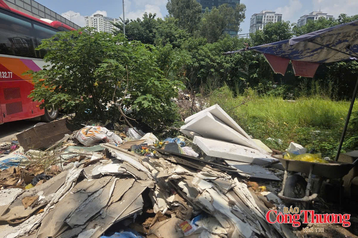 Rác thải xây dựng bị đổ ngổn ngang trên khu đất bên cạnh tòa nhà 655 Phạm Văn Đồng.
