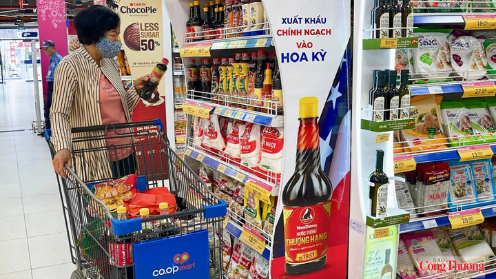 Cùng với các mặt hàng giảm giá, Co.opmart Vĩnh Long triển khai nhiều hoạt động dành cho khách hàng mua sắm tại siêu thị.