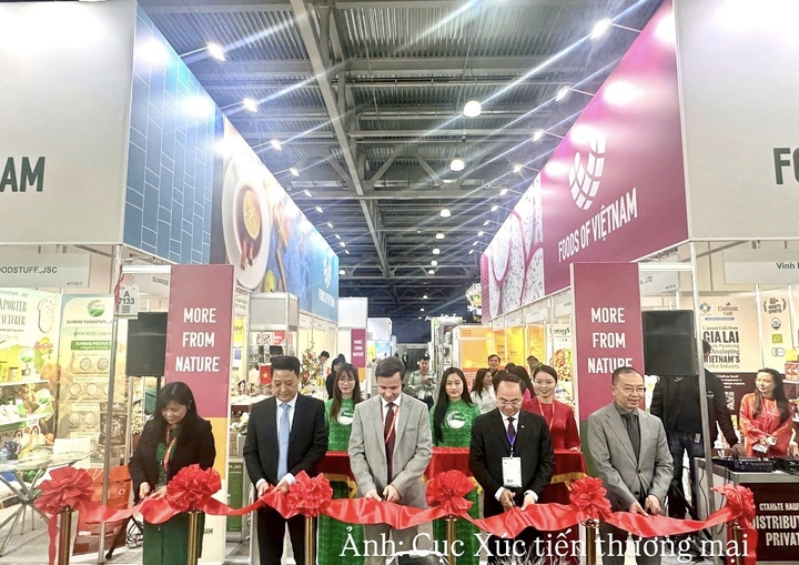 Cắt băng khai trương Khu gian hàng Việt Nam tại Worldfood Moscow 2026.