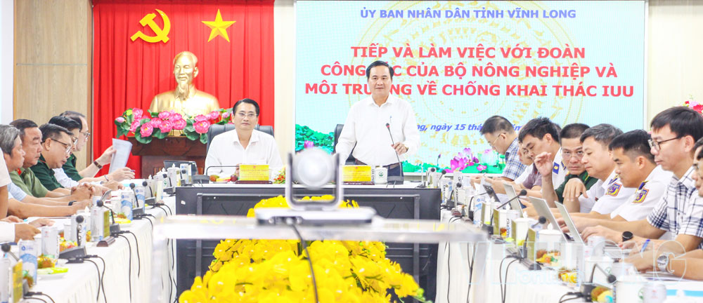 Thứ trưởng Bộ Nông nghiệp và Môi trường Võ Văn Hưng phát biểu tại buổi làm việc với UBND tỉnh.