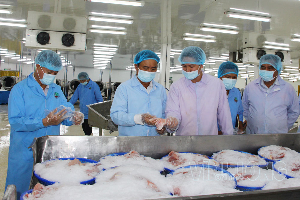 Đoàn công tác Bộ Nông nghiệp và Môi trường khảo sát quy trình sản xuất tại Công ty CP Thủy sản Lộc Kim Chi.