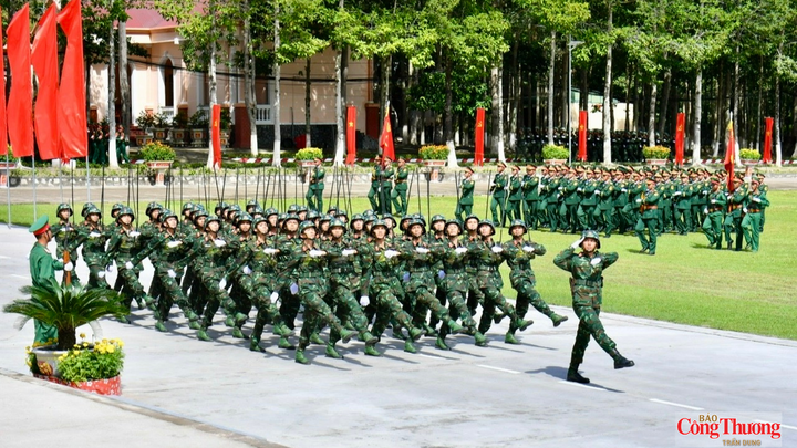 Các khối duyệt đội ngũ qua lễ đài.