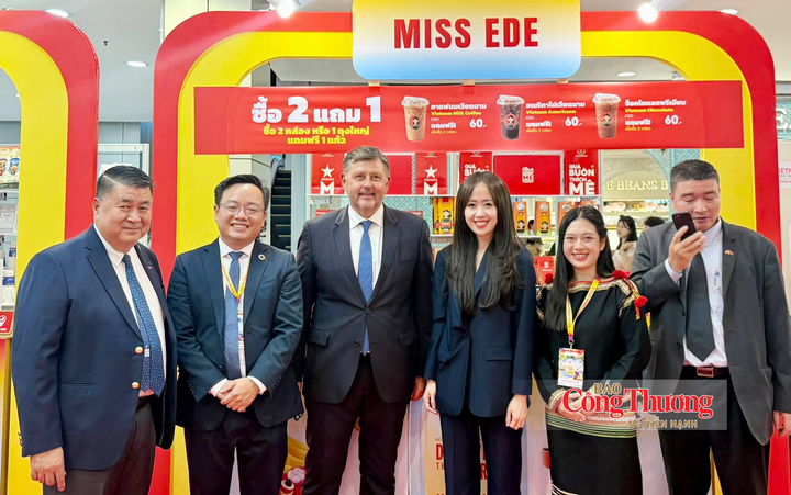 Gian hàng của Miss Ede tại Tuần lễ Việt Nam tại Thái Lan thu hút sự tham quan của các đại biểu, doanh nghiệp.
