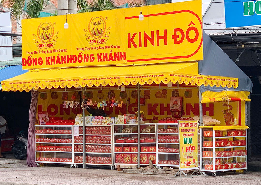 Một quầy bánh trung thu ở đường Nguyễn Văn Thảnh, phường Cái Vồn, tỉnh Vĩnh Long.