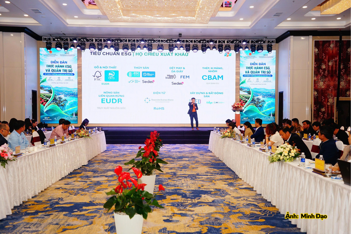 Các đại biểu trình bày tham luận tại diễn đàn.