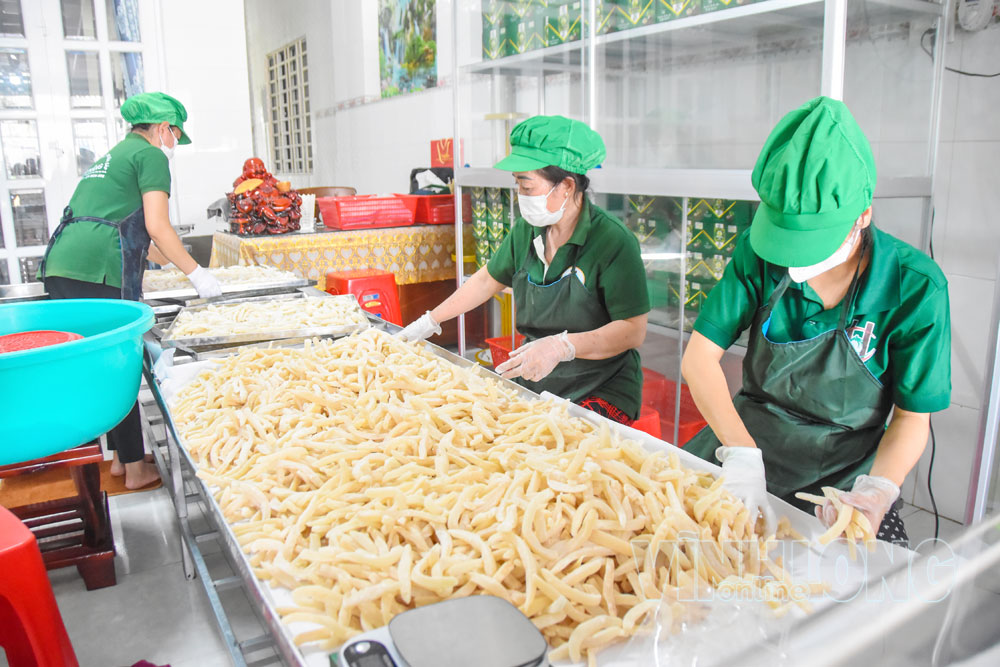 Mứt dừa sáp của cơ sở sản xuất mứt, kẹo dừa sáp Cẩm Hằng (xã Cầu Kè), góp phần nâng giá trị cây dừa thông qua chế biến sâu.