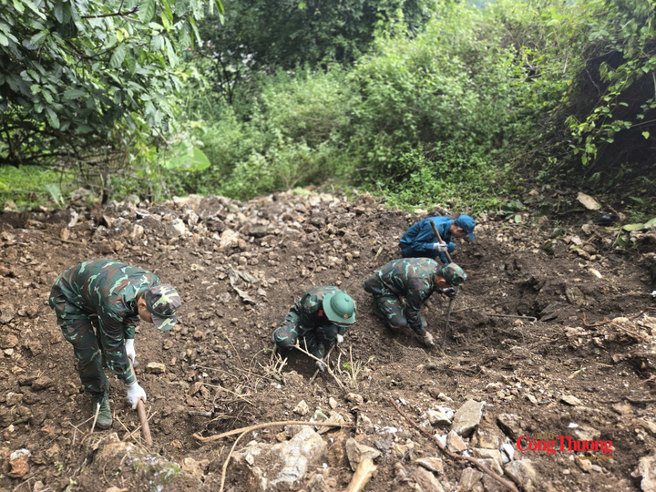 Trong quá trình thực hiện, lực lượng chức năng phát hiện 5 mộ liệt sĩ tập thể trên các cao điểm thuộc mặt trận Vị Xuyên.