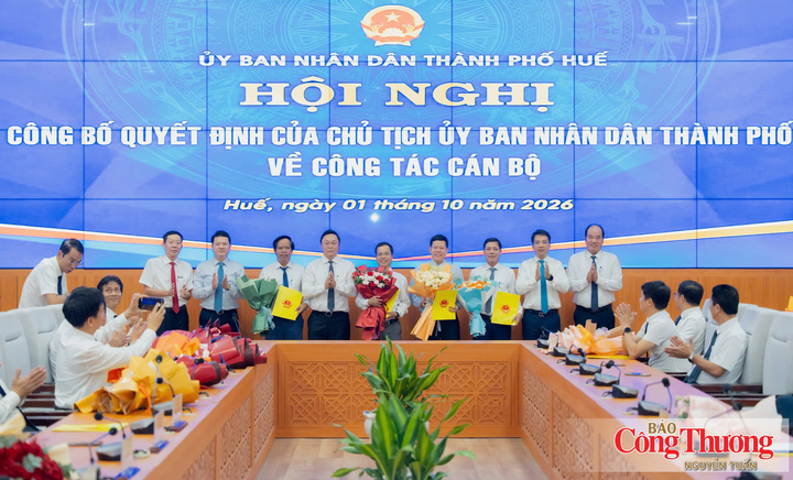 Lãnh đạo UBND thành phố Huế trao quyết định cho các lãnh đạo sở, ban, ngành.