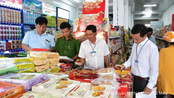 Quản lý thị trường tỉnh Cà Mau phối hợp với các lực lượng kiểm tra thị trường hàng hóa.