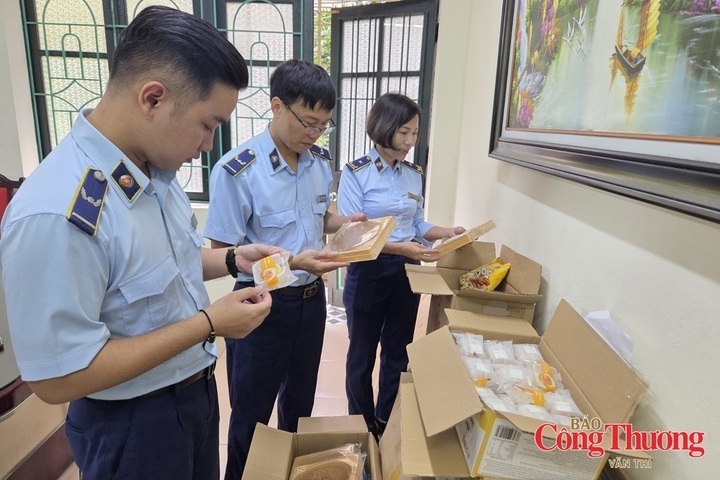 Trong tháng 9, lực lượng Quản lý thị trường Hà Nội kiểm tra xử lý nhiều vụ kinh doanh bánh trung thu không rõ nguồn gốc.