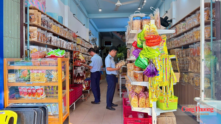 Lực lượng Quản lý thị trường tỉnh Đắk Lắk kiểm tra các cơ sở kinh doanh.