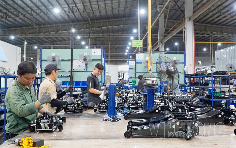 Trong 9 tháng qua, công nghiệp chế biến, chế tạo tiếp tục là động lực tăng trưởng chính. Trong ảnh: Sản xuất tại Công ty TNHH Saturn Engineering Systems Việt Nam. Ảnh: KHÁNH DUY