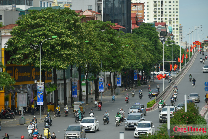 Những ngày đầu tháng 10, Hà Nội bắt đầu dịu lại sau chuỗi ngày nắng gắt. Buổi sáng se nhẹ, chiều xuống sớm hơn và trên nhiều tuyến phố, hương hoa sữa đã bắt đầu lan trong gió.